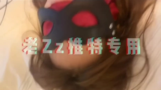 夏日夜晚，南昌街头，【草草00】小萝莉户外露出，公园停车场啪啪撒尿，夜幕下公共场合好刺激