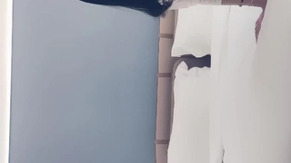 看样子不缺钱的白富美女神主播波波好大好白开车露奶一路秀到家再秀到单位清晰对白