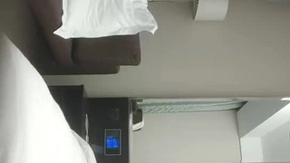 皮肤白皙长发美女主播豹纹短裙网袜脱光光跳蛋自慰秀