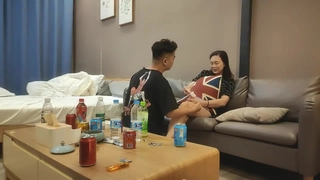 网吧包间爆艹网瘾少女,我带你上分,你要让我艹B,刚赢一把英雄联盟,就按电脑桌上爆艹