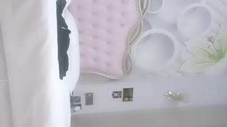 我碰巧遇见了我的前女友！ ！尽管我现在的女朋友就在附近，她却说我是荡妇！
