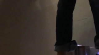 年轻的业余荡妇在POV视频中接受大鸡巴